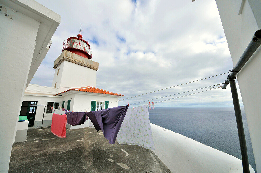 Wäscheleine am Leuchtturm von Maia, Insel Santa Maria, Azoren, Portugal, Europa
