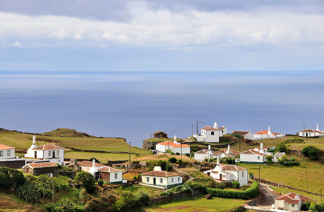 Häuser an der Südküste unter Wolkenhimmel, Insel Santa Maria, Azoren, Portugal, Europa