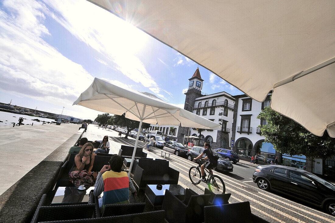 Menschen im Café an der Hafenpromenade, Ponta Delgada, Insel Sao Miguel, Azoren, Portugal, Europa