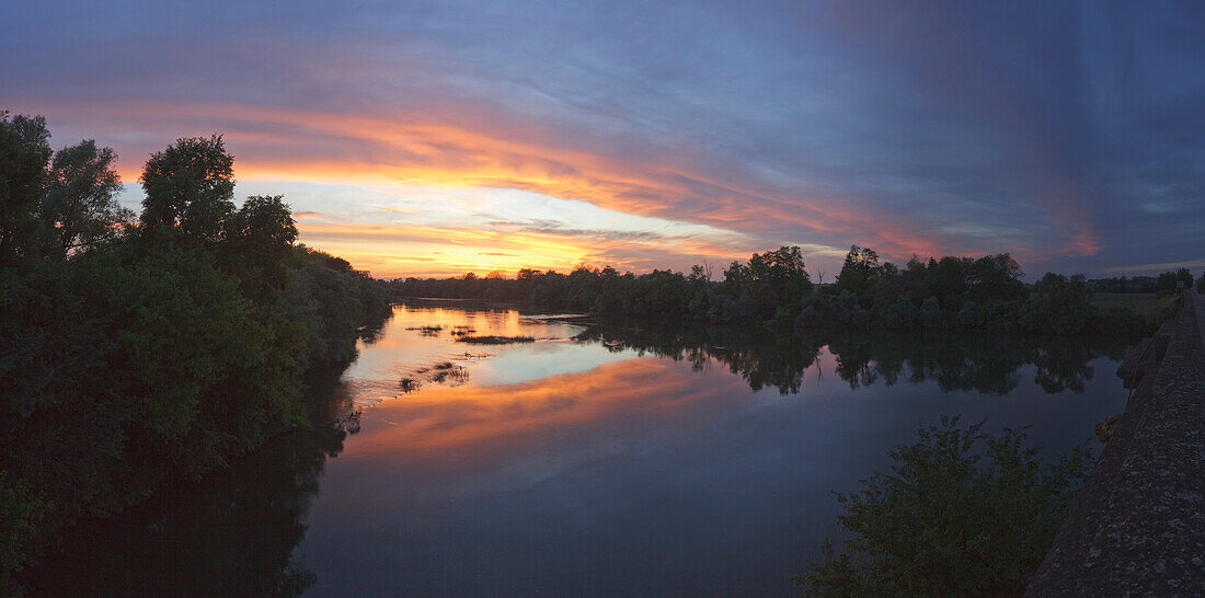 Der Fluss Doubs bei Sonnenuntergang, Chalon-sur-Saone, Saone-et-Loire, Bourgogne, Burgund, Frankreich, Europa