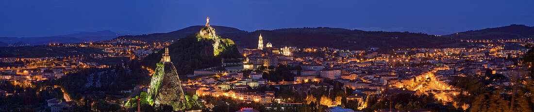 Blick auf Le Puy-en-Velay bei Nacht, Haute Loire, Südfrankreich, Frankreich, Europa, Europa