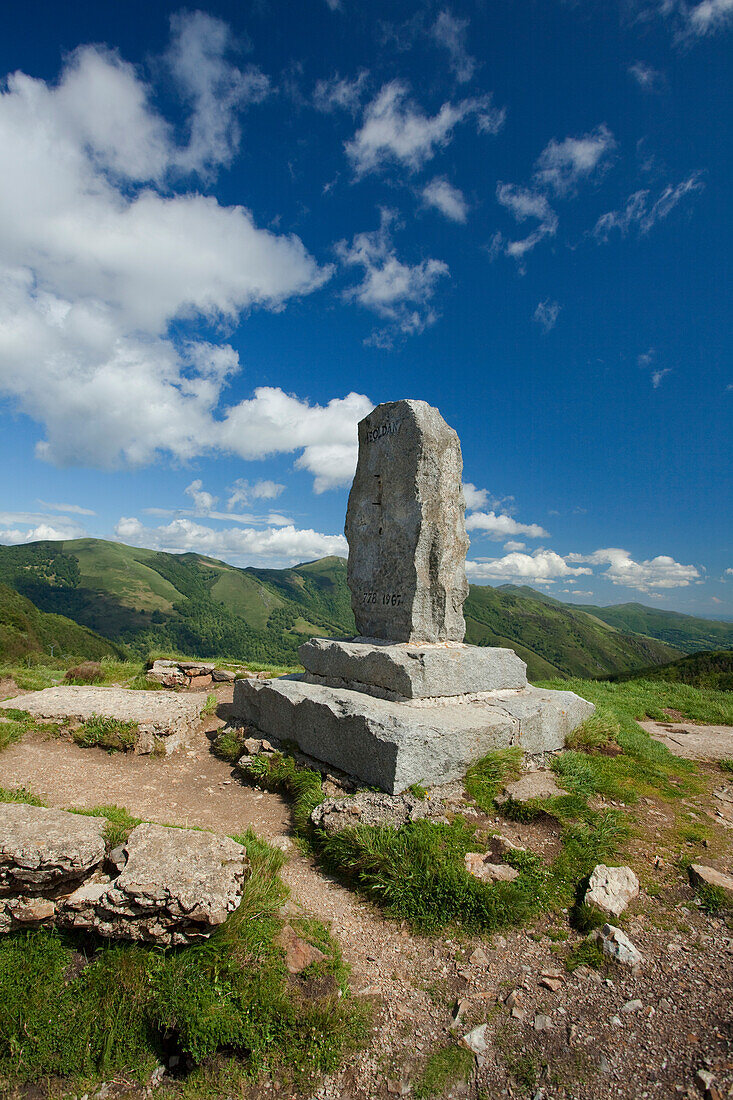 Rolandsdenkmal unter Wolkenhimmel, Puerto de Ibaneta, Ibaneta Pass, Pyrenäen, Provinz Navarra, Nordspanien, Spanien, Europa