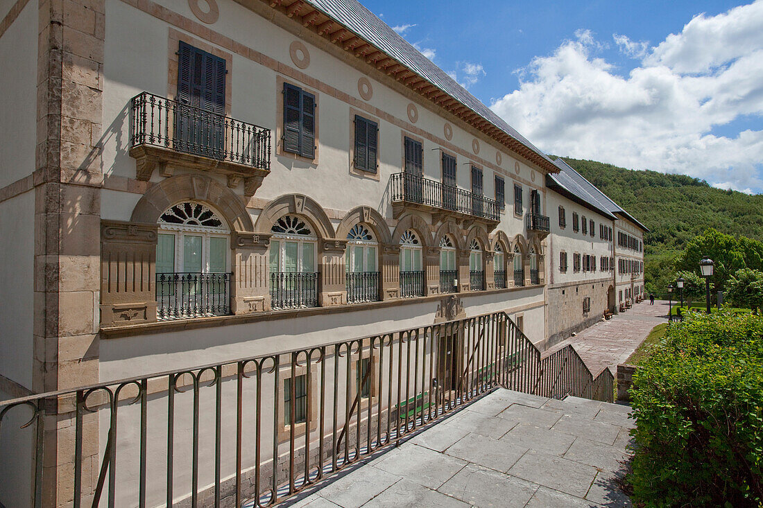 Abtei von Roncesvalles im Sonnenlicht, Roncesvalles, Provinz Navarra, Nordspanien, Spanien, Europa