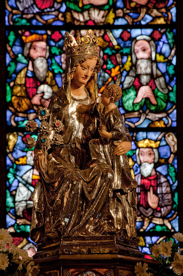Marienfigur vor einem Bundglasfenster in der Kirche Iglesia de la Real Colegiata de Santa Maria, Roncesvalles, Provinz Navarra, Nordspanien, Spanien, Europa