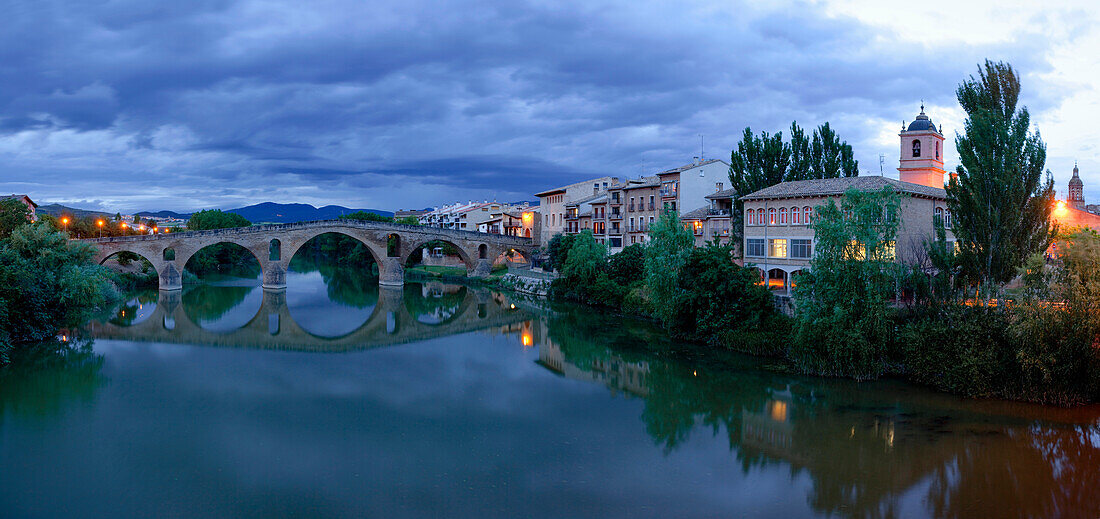 Steinbrücke über Arga am Abend, Puente la Reina, Navarra, Spanien