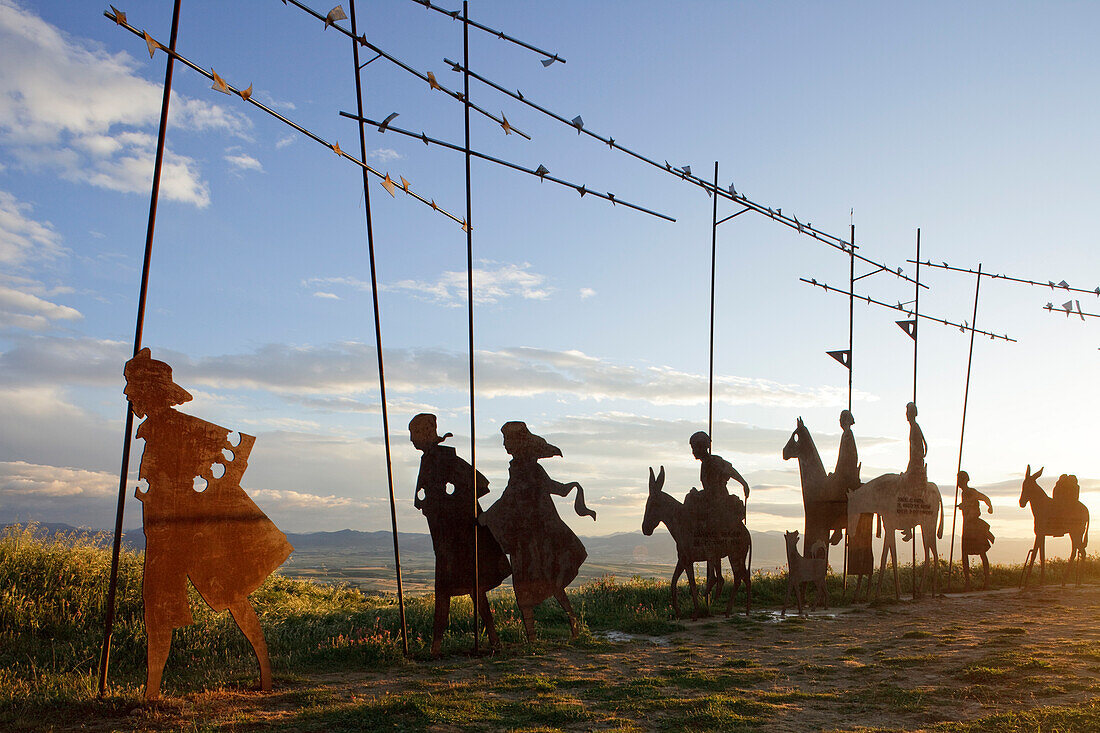 Eiserne Skulpturen in karger Landschaft, Alto del Perdon, Sierra del Perdon, Provinz Navarra, Nordspanien, Spanien, Europa