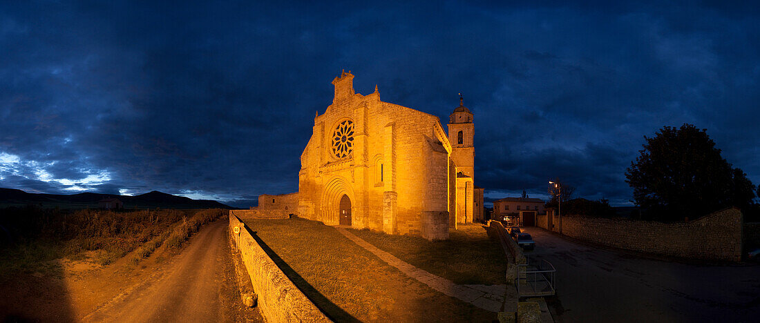 Die beleuchtete Kirche Santa Maria del Manzano am Abend, Castrojeriz, Provinz Burgos, Altkastilien, Castilla y Leon, Nordspanien, Spanien, Europa