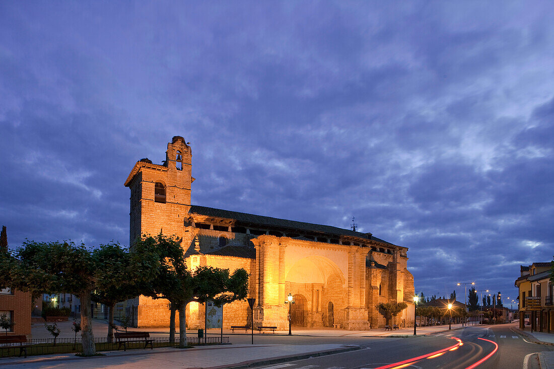 Blick auf die Kirche Iglesia San Martin unter Wolkenhimmel am Abend, Fromista, Provinz Palencia, Altkastilien, Castilla y Leon, Nordspanien, Spanien, Europa