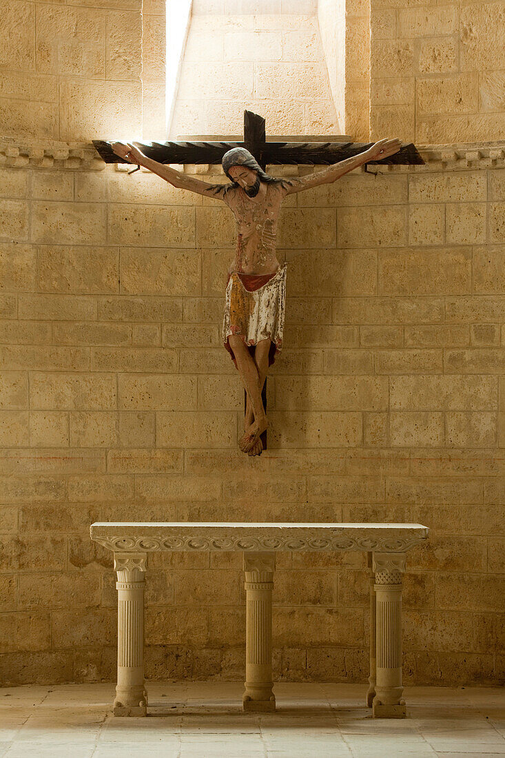 Altar and Jesus Christ inside church Iglesia San Martin, Fromista, Province of Palencia, Old Castile, Catile-Leon, Castilla y Leon, Northern Spain, Spain, Europe