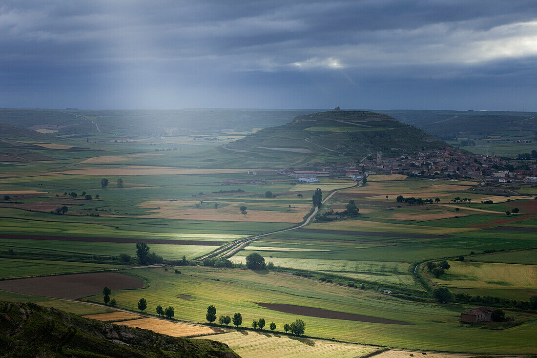 Blick von der Anhöhe Alto de Mostelares, Castrojeriz, Provinz Burgos, Altkastilien, Castilla y Leon, Nordspanien, Spanien, Europa