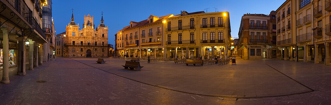 Hauptplatz und Rathaus am Abend, Plaza Mayor, Astorga, Provinz Leon, Altkastilien, Castilla y Leon, Nordspanien, Spanien, Europa