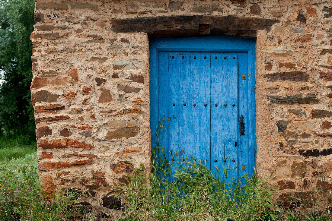 Alte blaue Tür, Castrillo de los Polvazares, Provinz Leon, Altkastilien, Castilla y Leon, Nordspanien, Spanien, Europa