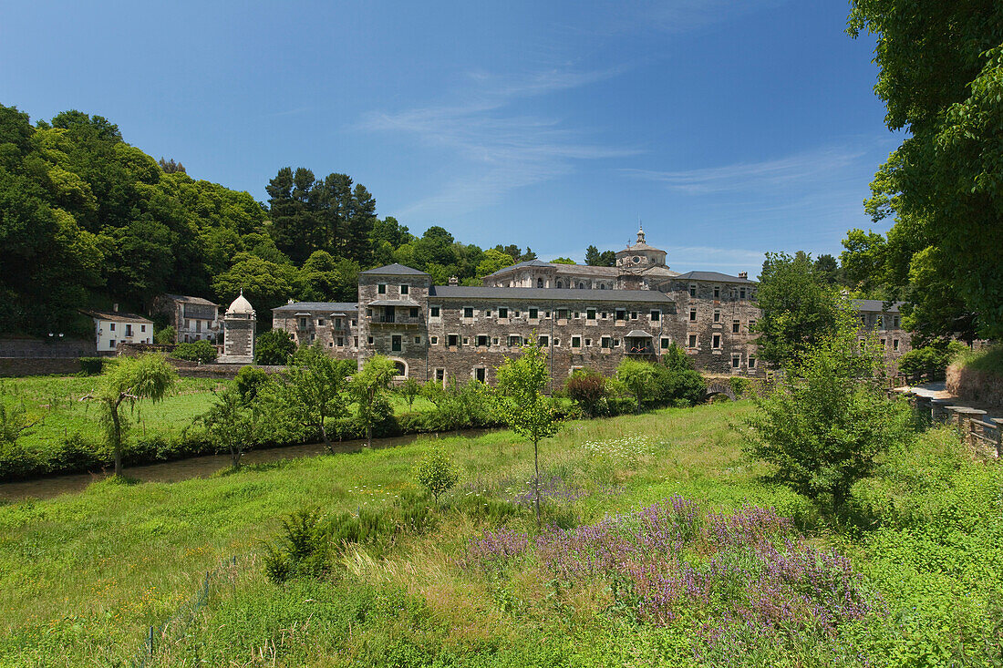 Kloster Samos an einem Bach im Sonnenlicht, Provinz Lugo, Galicien, Nordspanien, Spanien, Europa