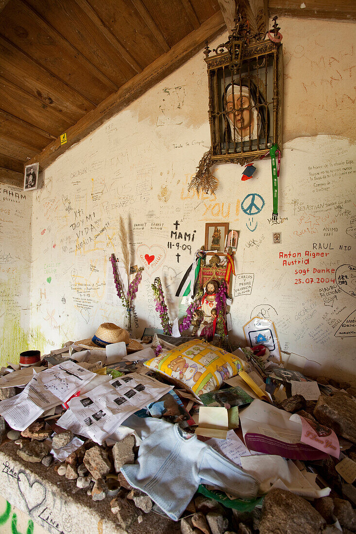 Gegenstände und Briefe in einer Kapelle, Provinz Lugo, Galicien, Nordspanien, Spanien, Europa