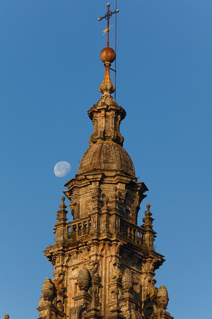 Mond und Turm der Kathedrale, Plaza Obradoiro, Santiago de Compostela, Provinz La Coruna, Galicien, Nordspanien, Spanien, Europa