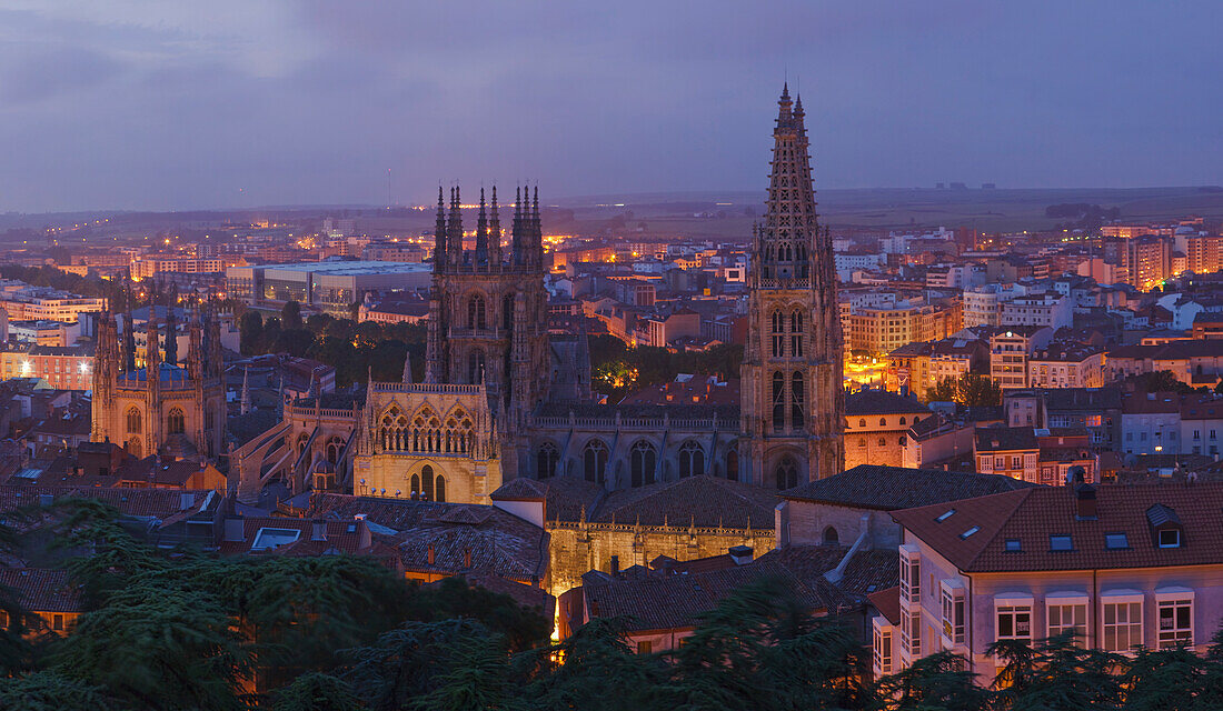 Stadtansicht und gotische Kathedrale am Abend, Burgos, Provinz Burgos, Altkastilien, Castilla-Leon, Nordspanien, Spanien, Europa