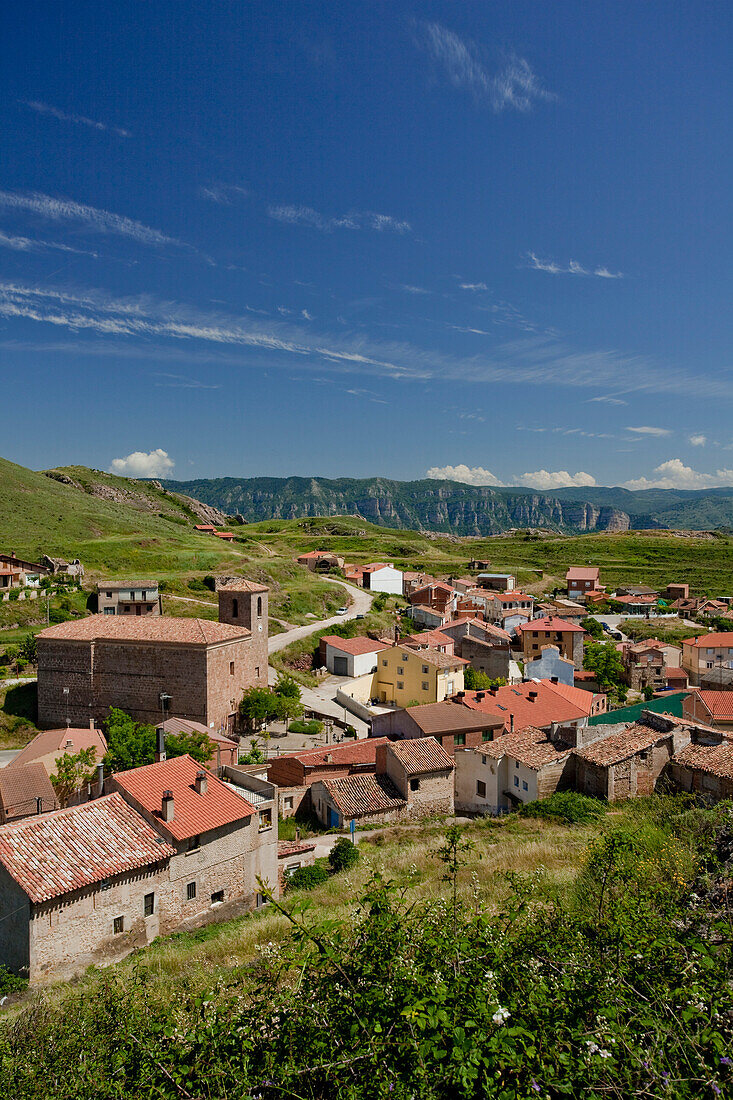 Blick auf das Dorf Clavijo unter Wolkenhimmel, Clavijo, La Rioja, Nordspanien, Spanien, Europa