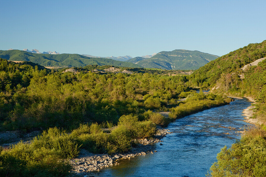 Der Fluss Rio Aragon im Sonnenlicht, Pyrenäen, Provinz Saragossa, Provinz Zaragoza, Aragonien, Aragon, Nordspanien, Spanien, Europa