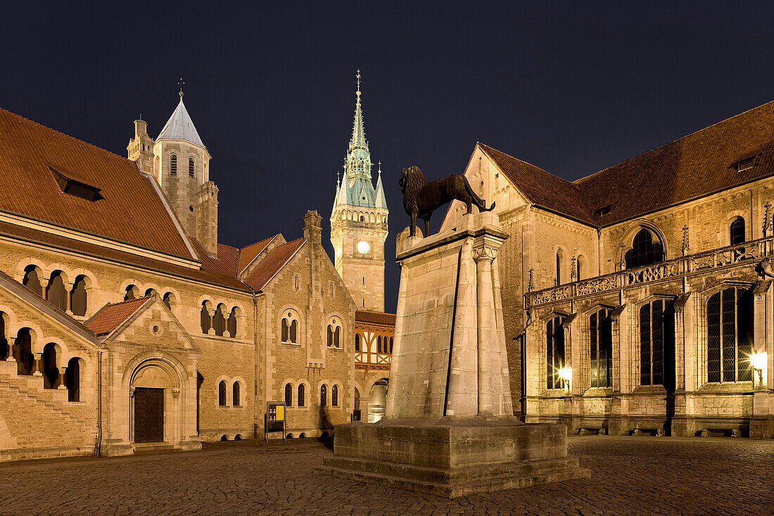 Burgplatz mit Burg Dankwarderode, Rathausturm, Löwendenkmal und Dom St. Blasii, Braunschweig, Niedersachsen, Deutschland, Europa