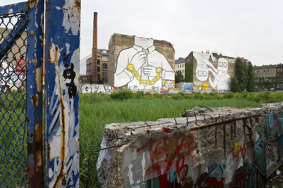 HINWEIS: das Kunstwerk wurde inzwischen übermalt. Wandmalereien an Gebäuden in der Cuvry Strasse, Berlin-Keuzberg, Berlin, Deutschland, Europa