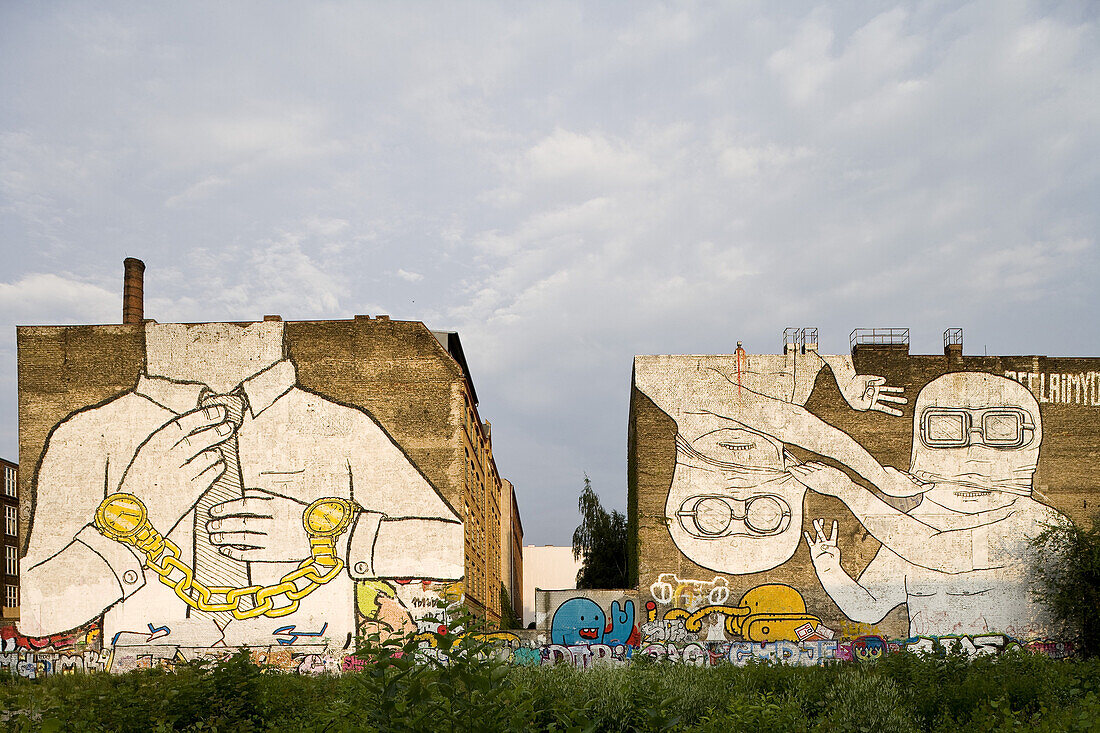 Wandmalereien an Gebäuden in der Cuvry Strasse, Berlin-Keuzberg, Berlin, Deutschland, Europa