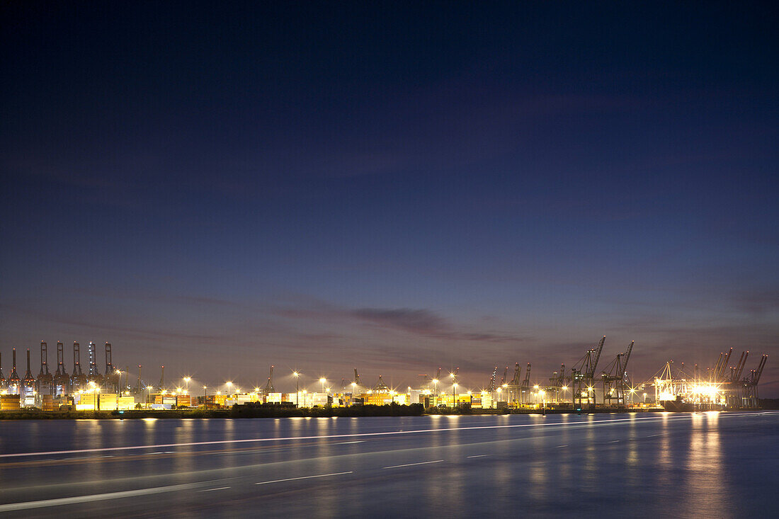 Blick auf beleuchteten Terminal Burchardkai am Abend, Hamburger Hafen, Hansestadt Hamburg, Deutschland, Europa