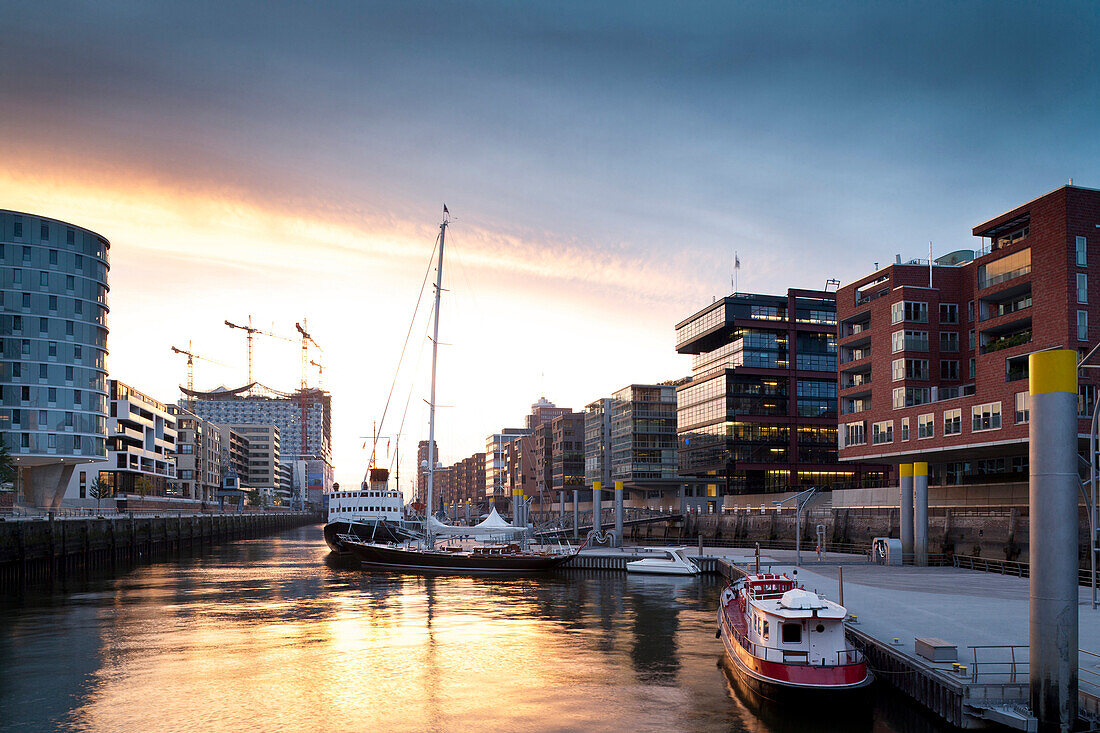 View from Magellan Terraces towards Sandtorkai (ri.) and Kaiserkai (le.), Sandtorhafen, harbour city, Hanseatic city of Hamburg, Germany, Europe