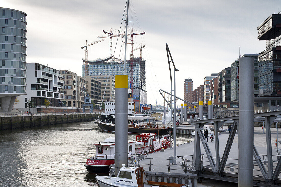 Blick von der Magellanterrasse auf Sandtorkai (re.) und Kaiserkai (li.), Sandtorhafen, Hafencity, Hansestadt Hamburg, Deutschland, Europa