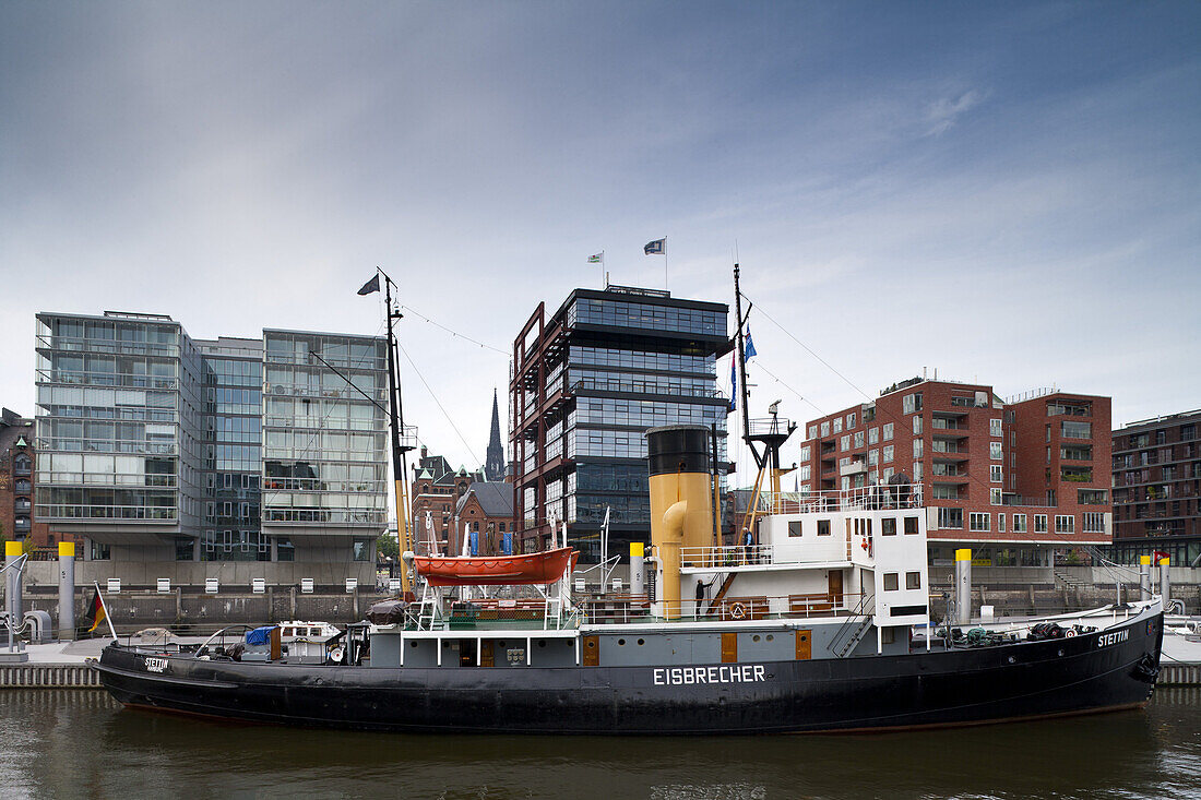 Blick auf Boot und Gebäude am Sandtorkai, Sandtorhafen, Hafencity, Hansestadt Hamburg, Deutschland, Europa