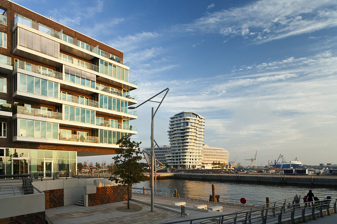 Blick über den Grasbrookhafen, im Hintergrund Marco Polo Tower, Hafencity, Hansestadt Hamburg, Deutschland, Europa