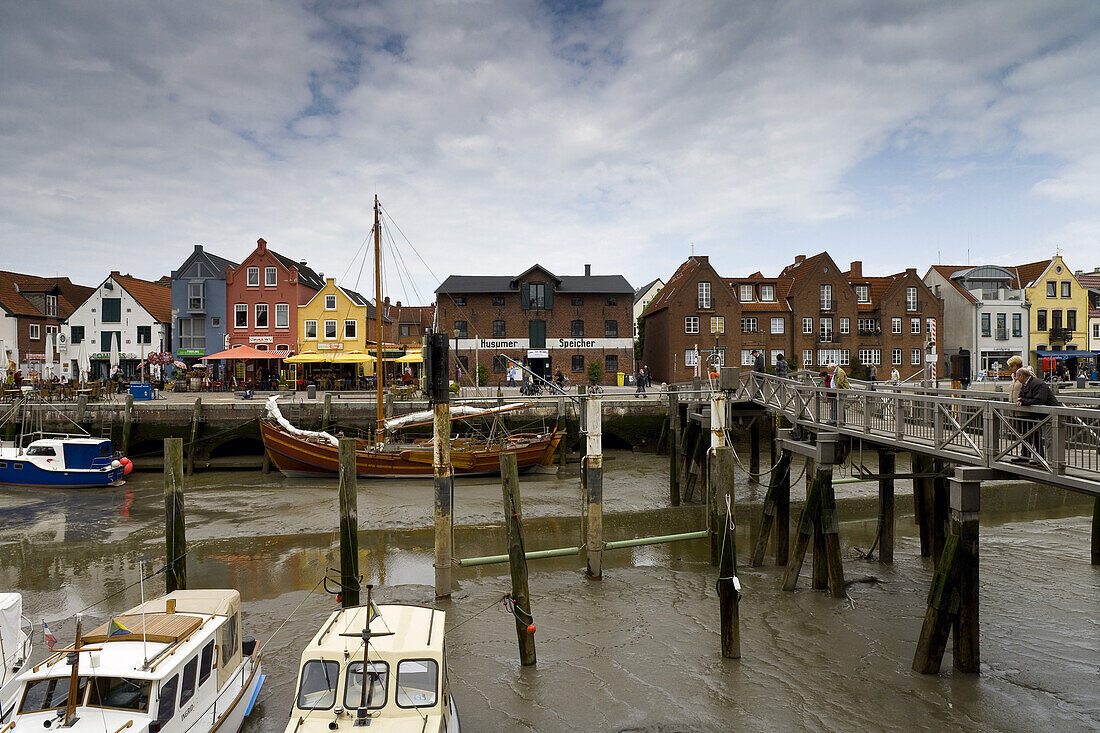 Hafen in Husum unter Wolkenhimmel, Nordfriesland, Nordseeküste, Schleswig-Holstein, Deutschland, Europa