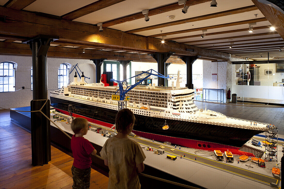 Internationales Maritimes Museum Hamburg, Deck 01: Modell der Queen Mary II im Dock Elbe 17 von Blohm und Voss, es besteht aus 780.000 Legosteinen und ist fast 7 Meter lang, Hansestadt Hamburg, Deutschland, Europa