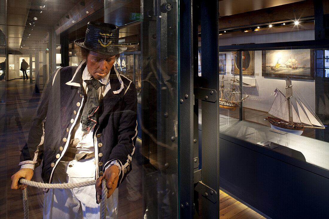 Internationales Maritimes Museum Hamburg, Deck 02: Modelle historischer Segelschiffe, im Vordergrund: Die Lebensgroße Figur eines Jacktar, Bootsmannsmaat, Royal Navy um 1800, Hansestadt Hamburg, Deutschland, Europa