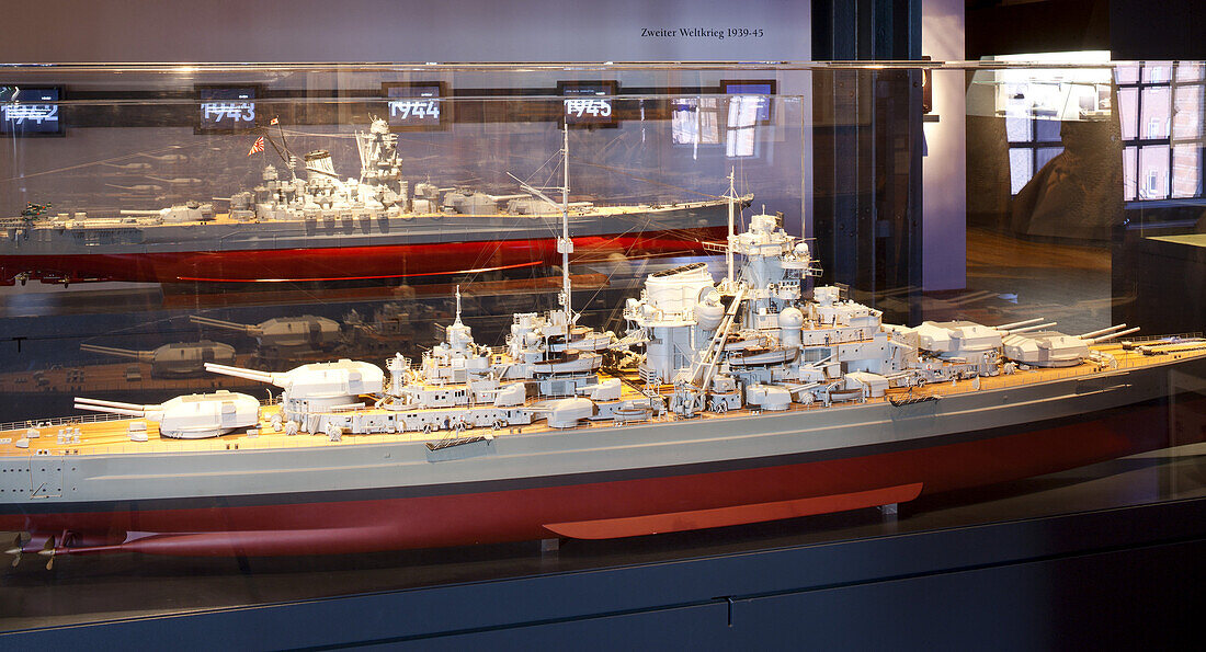 Internationales Maritimes Museum Hamburg, Deck 05: Die Schlachtschiffe Bismarck und Yamato im Maßstab 1-100, Hansestadt Hamburg, Deutschland, Europa