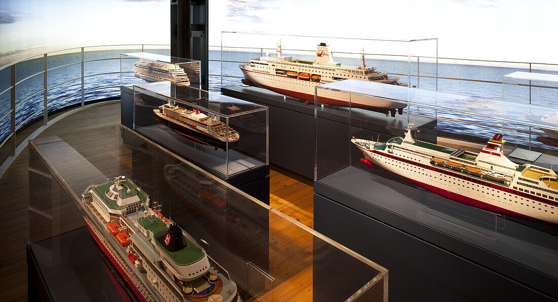 Internationales Maritimes Museum Hamburg, Deck 06: Panoramablick Abendstimmung auf dem Atlantik mit einer Ausstellung über Passagierschiffe, das große Modell hinten links ist das Traumschiff Deutschland, Hansestadt Hamburg, Deutschland, Europa