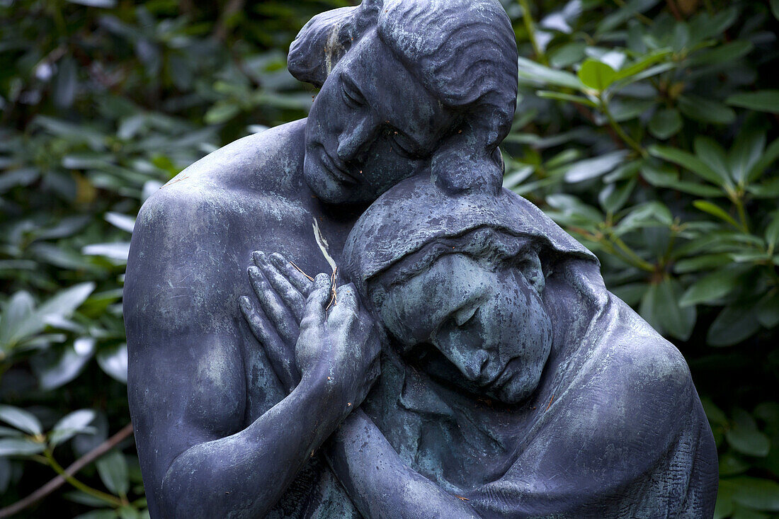 Skulptur auf dem Friedhof Ohlsdorf, der größte Parkfriedhof der Welt, Hamburg-Ohlsdorf, Hansestadt Hamburg, Deutschland, Europa