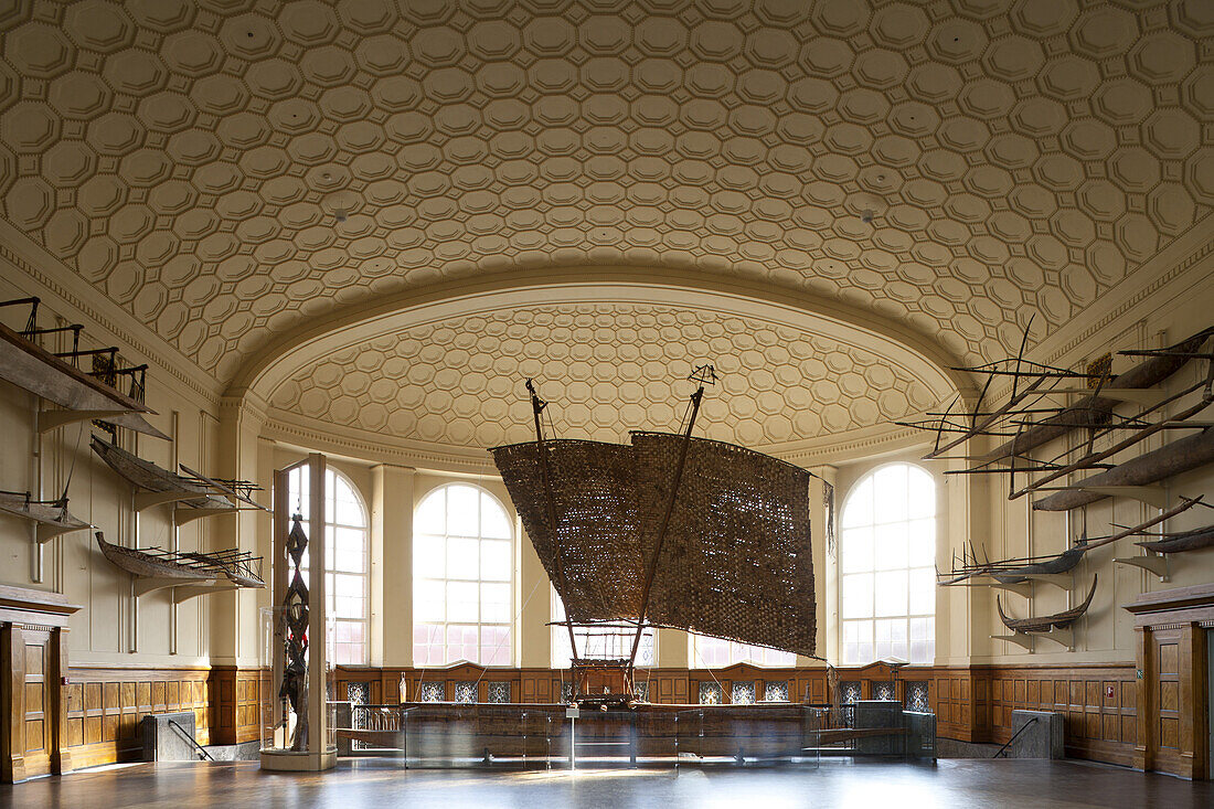 Museum für Völkerkunde Hamburg, Galerie, Ausstellung Südsee-Expedition, Original Auslegerboot, Siassi Inseln, Nordost Neuguinea (heute Papua Neuguinea), Hansestadt Hamburg, Deutschland, Europa