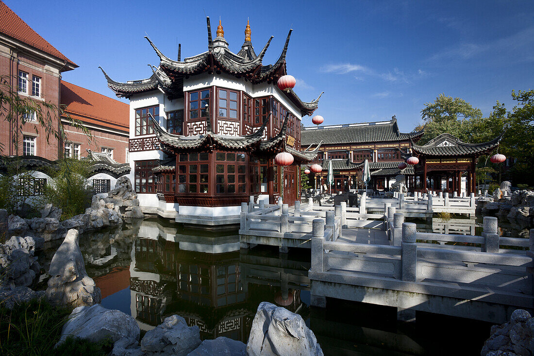 Chinese teahouse Yu Garden in the sunlight, Hanseatic City of Hamburg, Germany, Europe