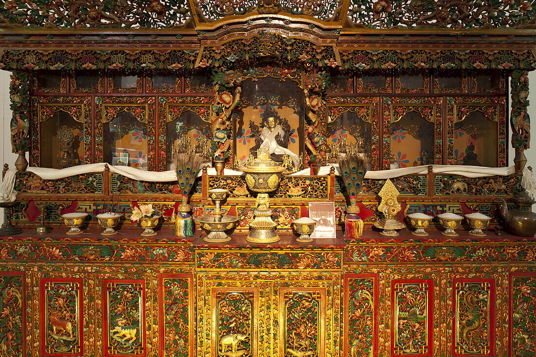Museum für Völkerkunde Hamburg, Ausstellung Ein Traum von Bali, Buddhistischer Altar, Lhasa, Tibet, ca. 2000, Hansestadt Hamburg, Deutschland, Europa