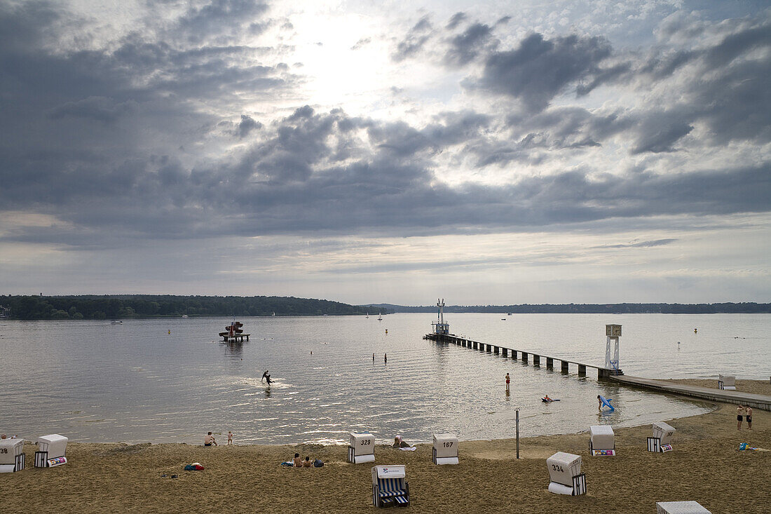 Strandbad Wannsee unter Wolkenhimmel, Berlin, Deutschland, Europa