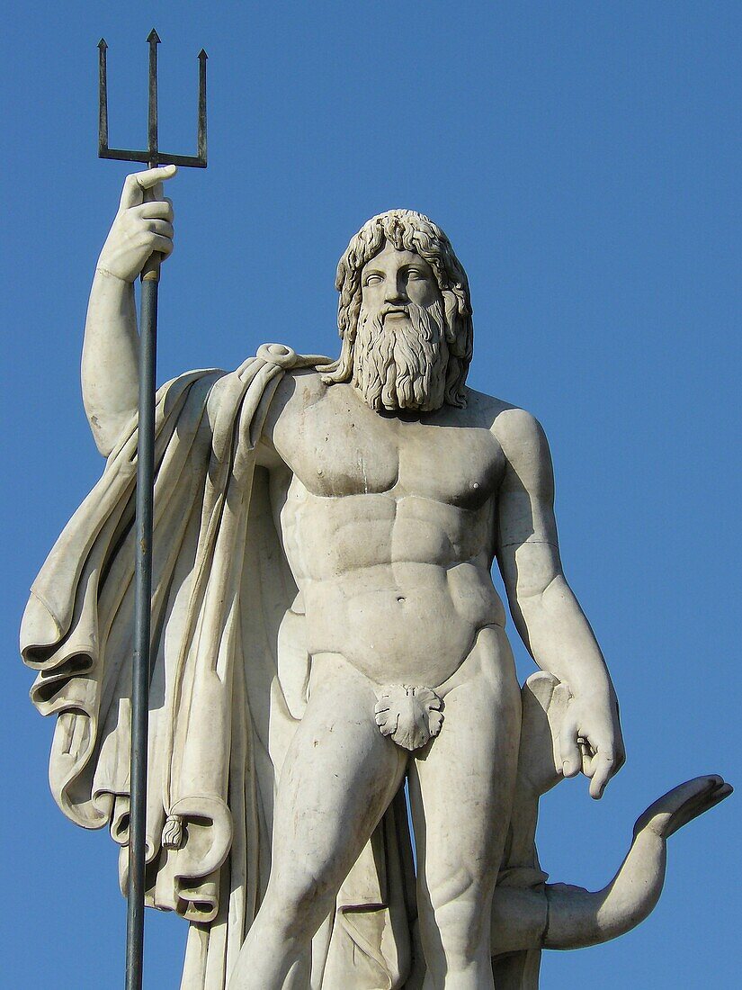 Roma Italia Detalle de la escultura de Neptuno en la Plaza del Popolo en el casco histórico de la ciudad de Roma Detail of the sculpture of Neptune at the Piazza del Popolo in the historic city of Rome