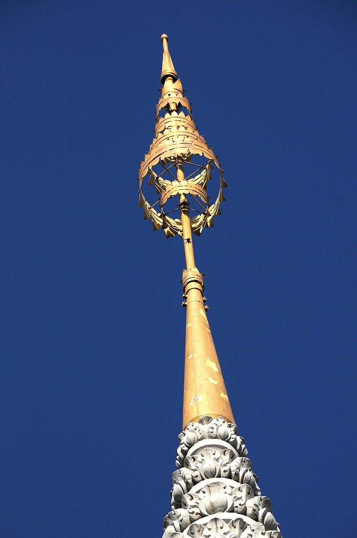 Golden Umbrella on top of the Chedi from the Silverpagoda