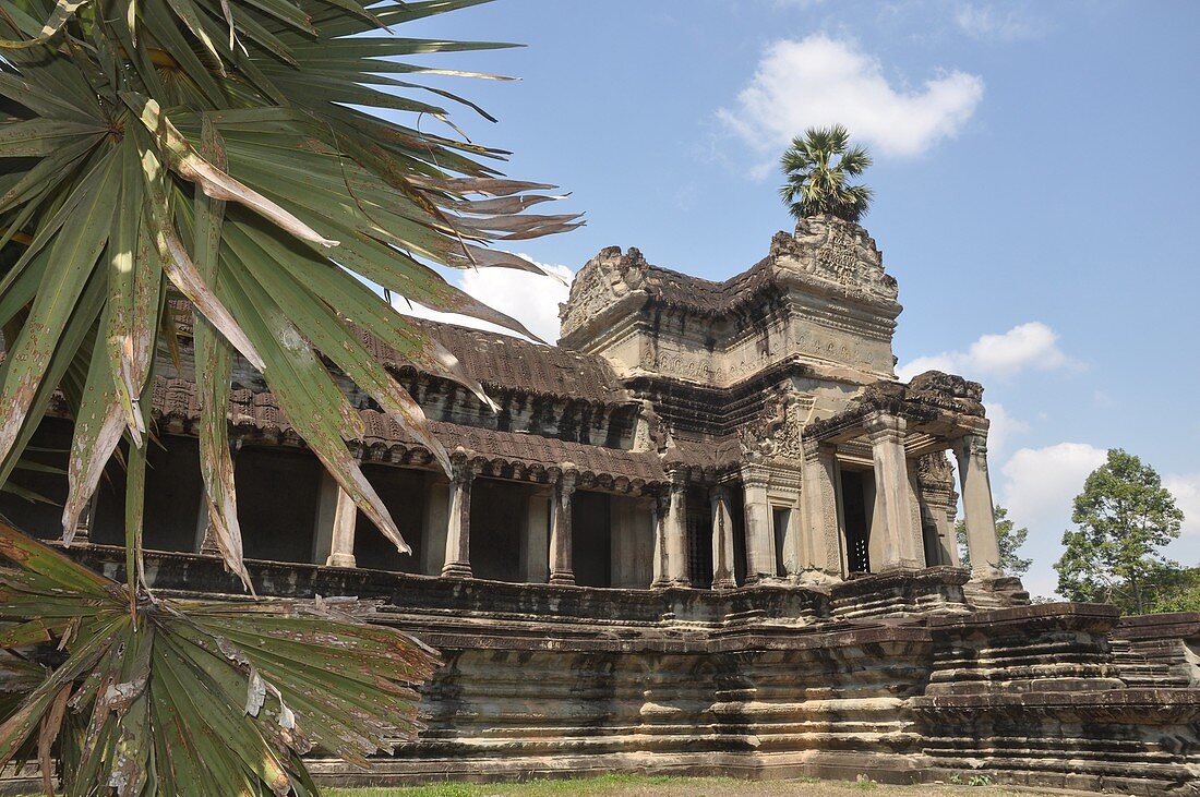 Angkor (Cambodia): one of the doors to the inner part of the Angkor Wat