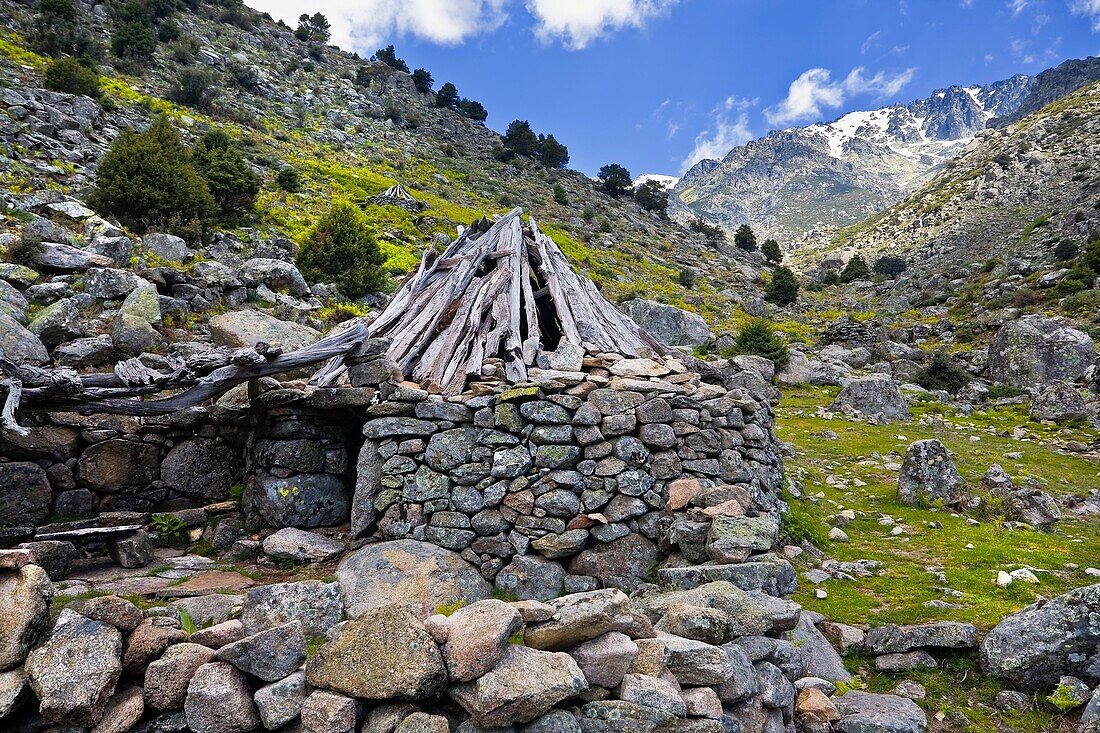 Chozos del Tio Domingo en la Garganta Tejea Sierra de Gredos Castilla León España