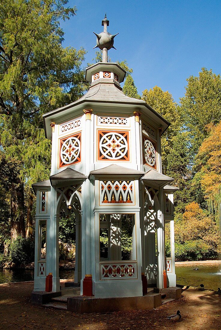 Kiosk (originally built in Chinese style and restored under Ferdinand VII as a Turkish stand) by the Estanque de los Chinescos artificial lake in the Prince's Garden, Aranjuez, Madrid province, Spain