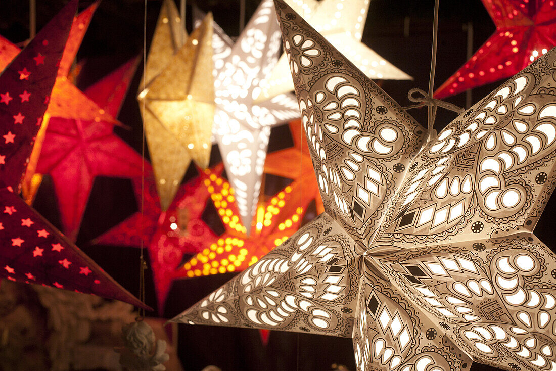 Beleuchtete Weihnachtssterne auf dem Weihnachtsmarkt, Hamburg, Deutschland