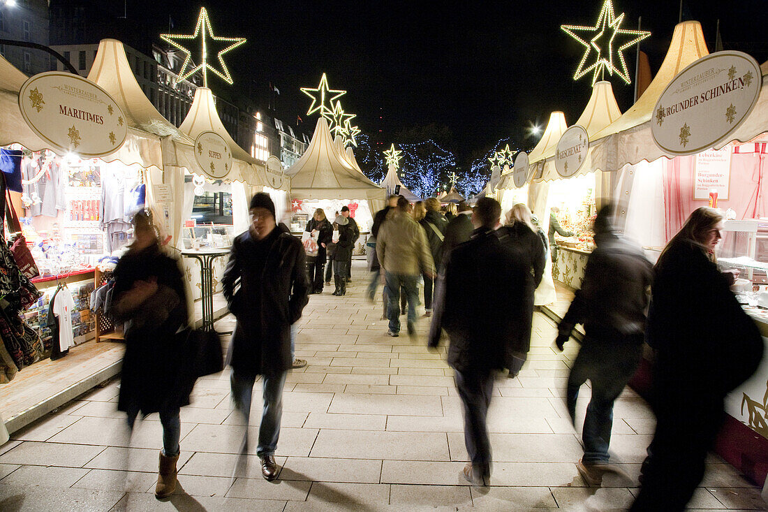 Leute bummeln über den Weihnachtsmarkt am Abend, Hamburg, Deutschland