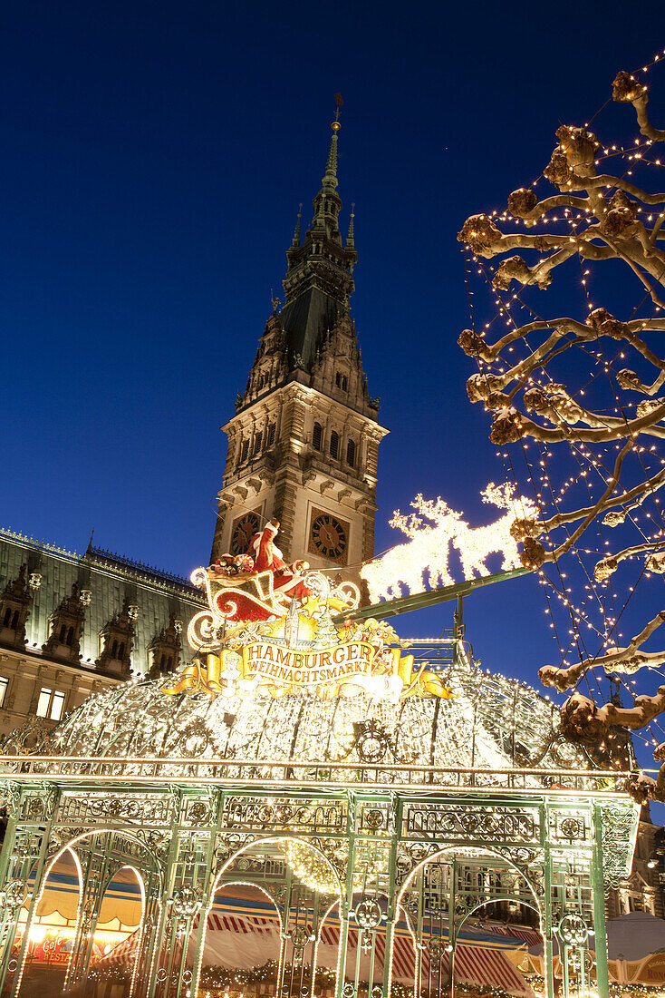 Weihnachtsmarkt vor dem Hamburger Rathaus, Hamburg, Deutschland