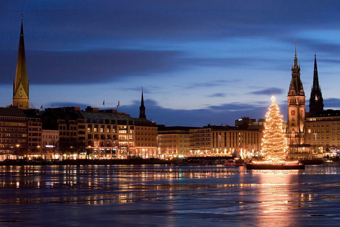 View over Inner Alster with Christmas tree in the evening, Hamburg, Germany
