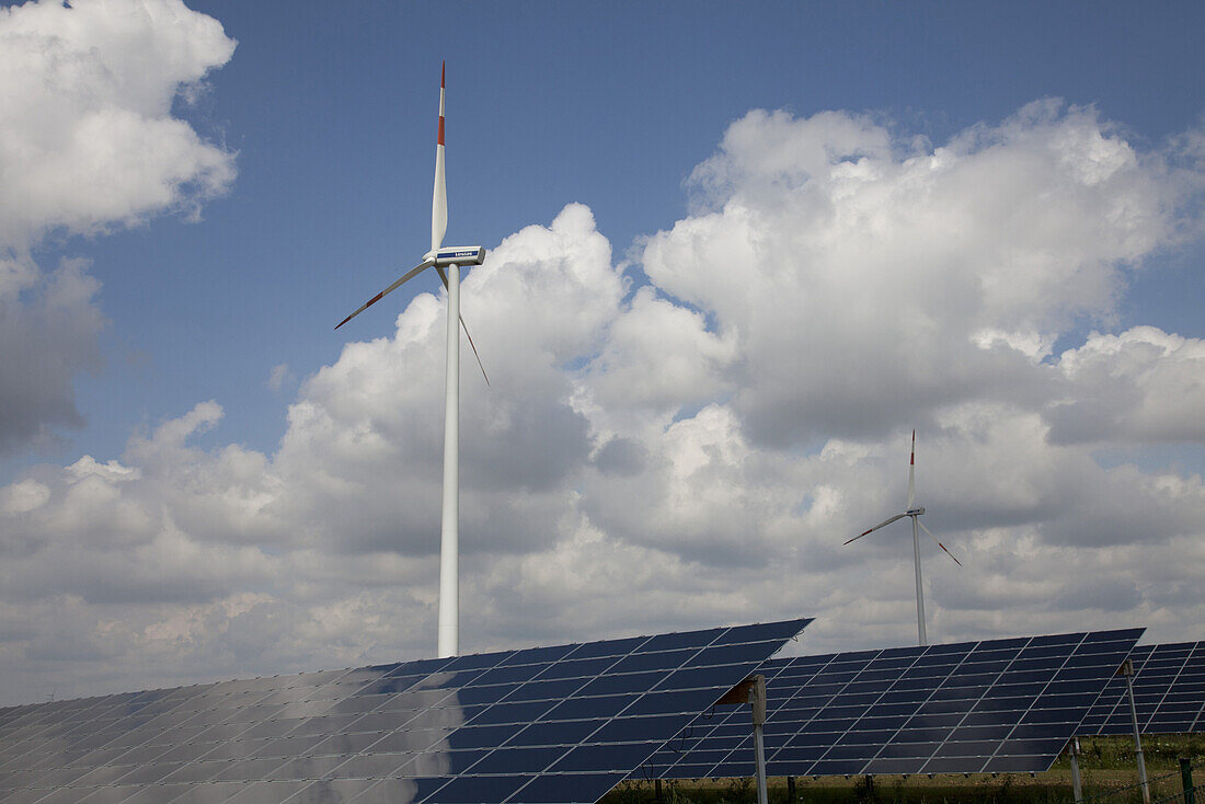 Photovoltaikanlage und Windkraftanlagen, Biebelried, Unterfranken, Bayern, Deutschland